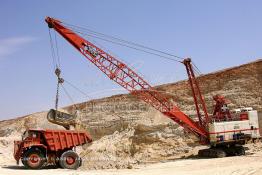 Image du Maroc Professionnelle de  Extraction du phosphate à la mine de Khouribga du Groupe OCP de L'Office chérifien des phosphates. Le Groupe OCP : Société anonyme fondée en 1920 et domiciliée au Maroc. Groupe OCP est le leader mondial des exportations des phosphates et produits dérivés, Mercredi 19 Septembre 2007. (Photo / Abdeljalil Bounhar) 